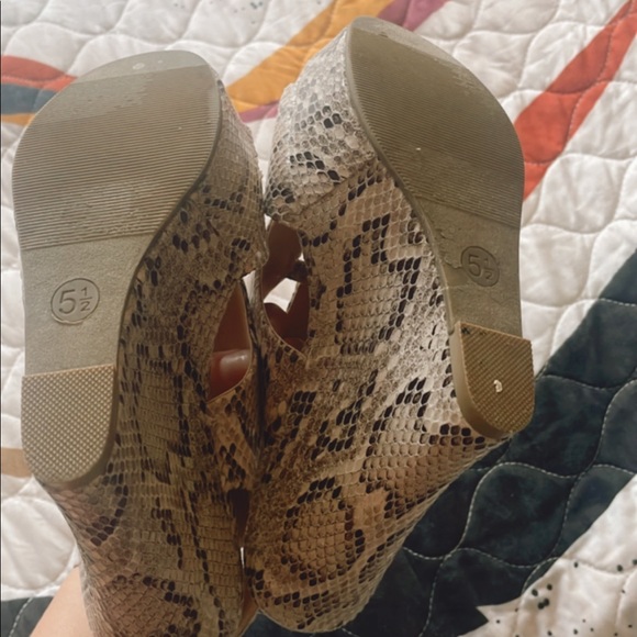 Just Fab Snakeskin heels - Picture 4 of 4